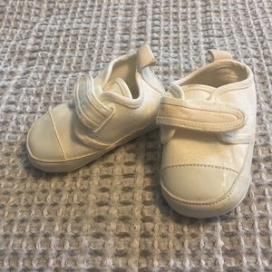 Baby Gap newborn shoes has stains pictured